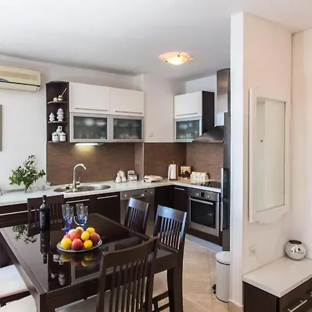 Leo Apartment *